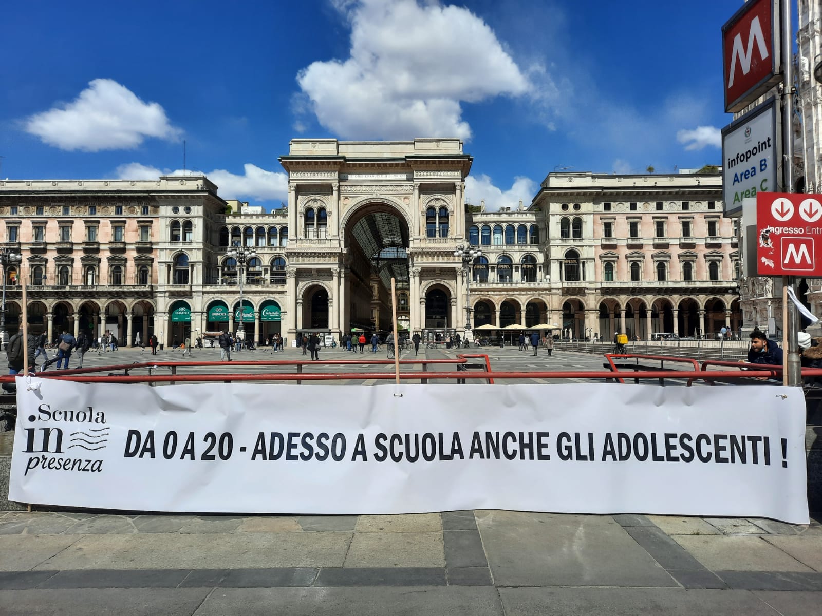 Cartellone presidio in Piazza del Duomo Adesso a Scuola anche gli adolescenti