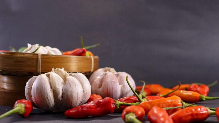 Spray all'aglio e peperoncino per combattere afidi sulle piante, efficace in un'ora.