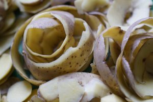 Decotto di buccia di patata per innaffiare piante, ricco di potassio e nutrienti naturali.