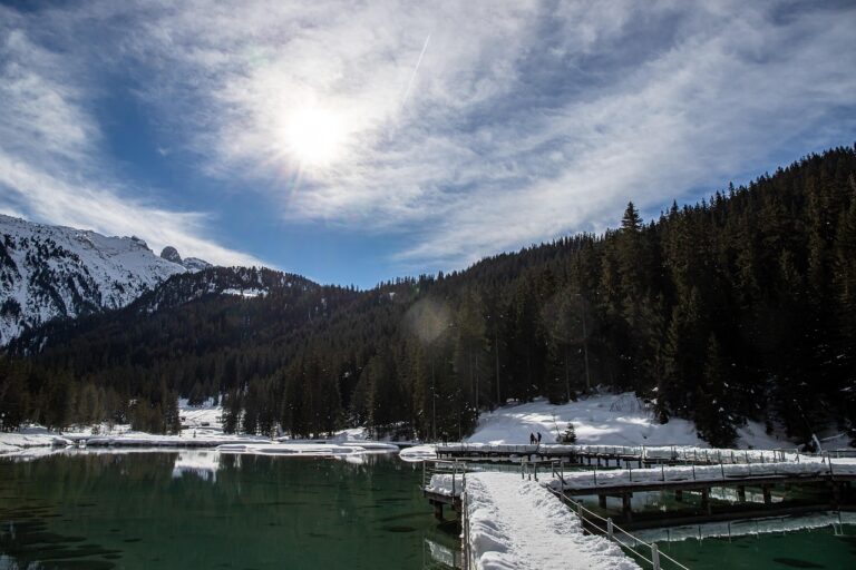 Lago turchese circondato dalle Dolomiti, tranquillo e senza folla, ideale per una fuga nella natura.