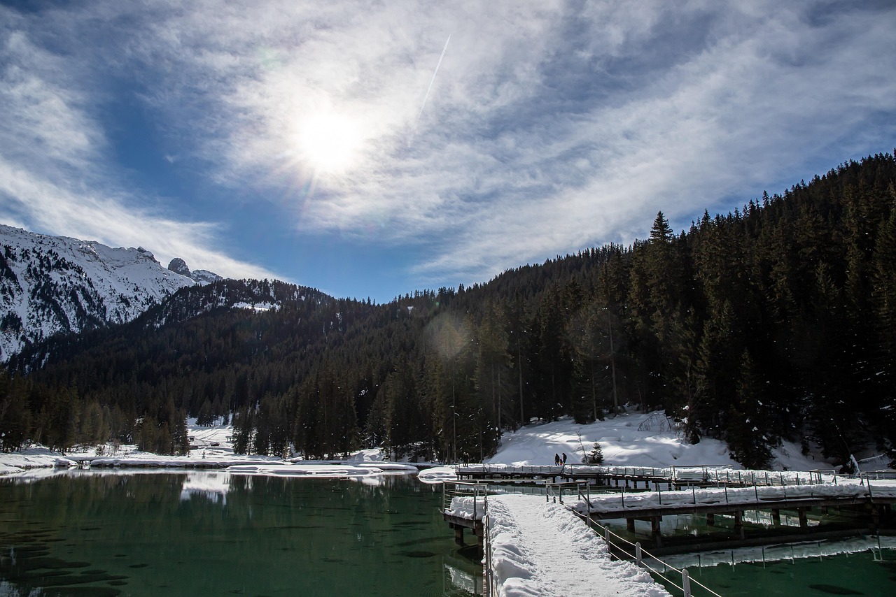 Lago turchese circondato dalle Dolomiti, tranquillo e senza folla, ideale per una fuga nella natura.